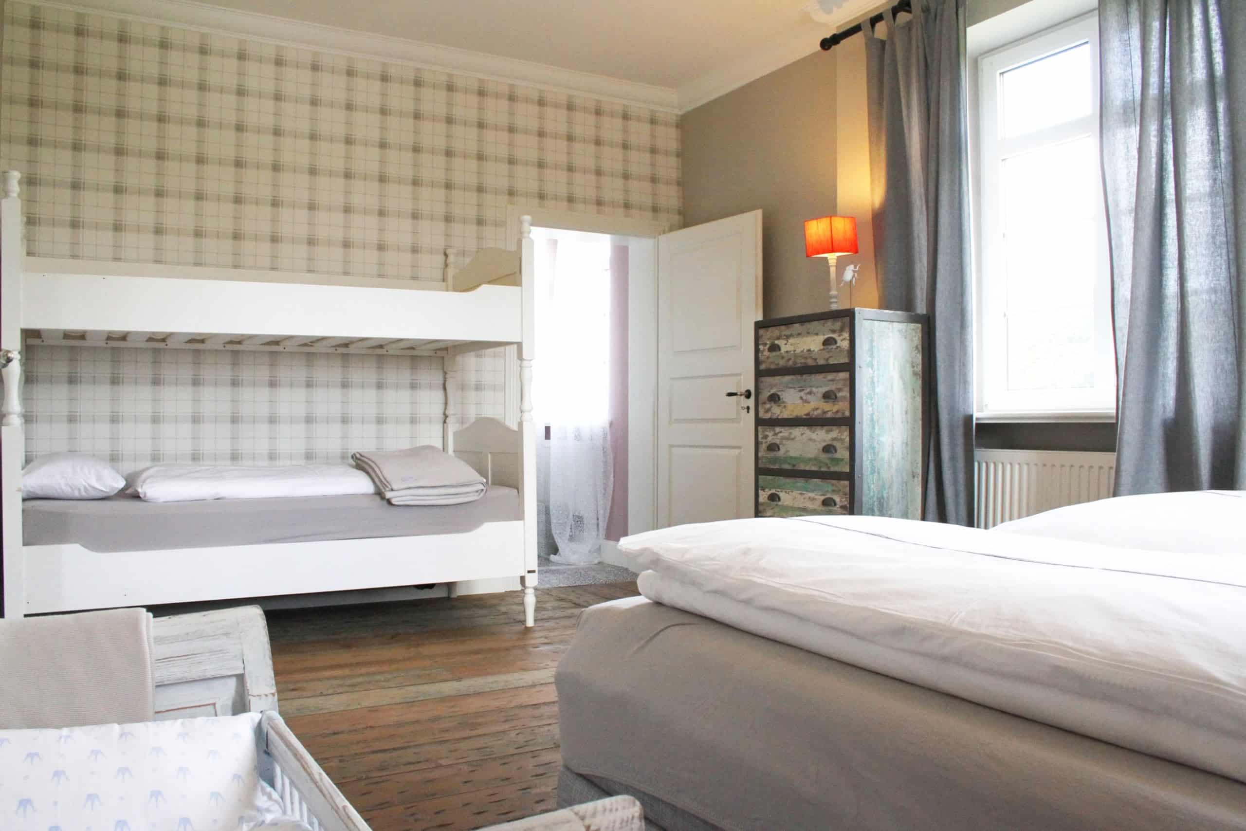Gutshaus Volzrade Ferienwohnung Kastanie Schlafzimmer Ueberblick 4 Gutshaus Volzrade Ferienwohnung Kastanie Schlafzimmer Ueberblick 4